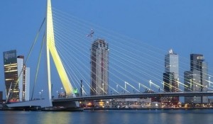 Erasmusbrug avond 180510 300x208