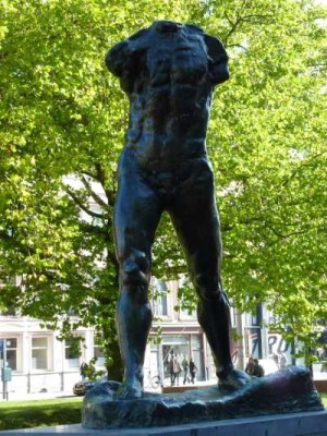 Standbeel L'hommes Rodin