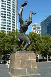 Standbeeld de verwoeste stad Ossip zadkine Standbeeld de verwoeste stad Ossip zadkine