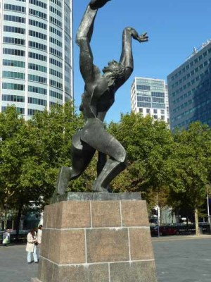 Standbeeld de verwoeste stad Ossip zadkine Standbeeld de verwoeste stad Ossip zadkine